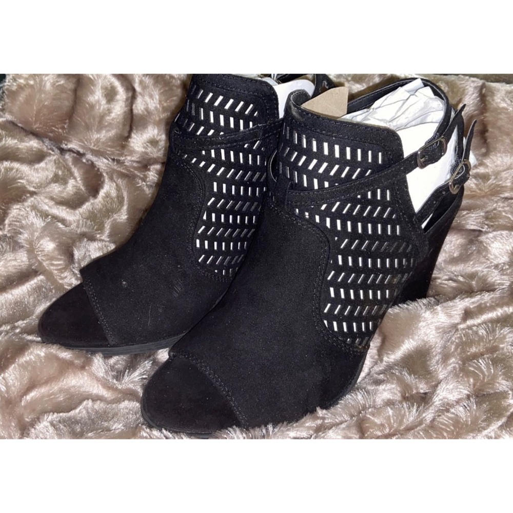 Heels - Picture 2 of 3